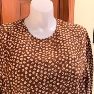 Print blouse, caramel brown.